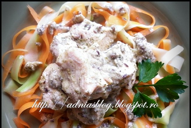 Pui cu pasta de susan si tagliatelle din morcov si dovlecel