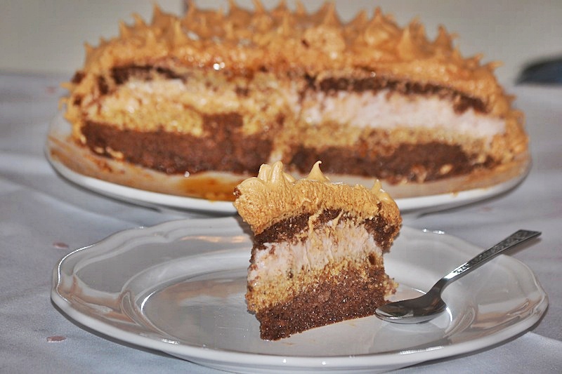 Tort cu bezea caramelizata