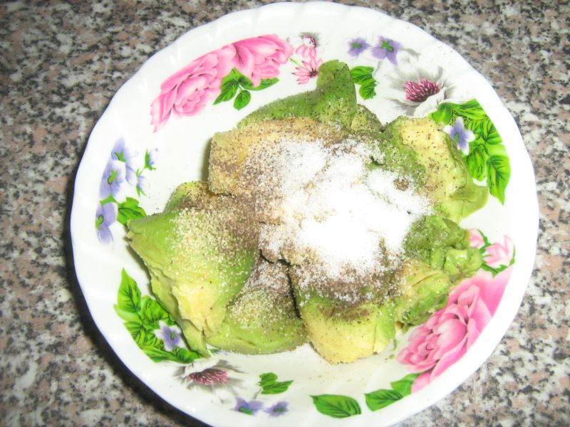 Cartofi prajiti cu crema de avocado