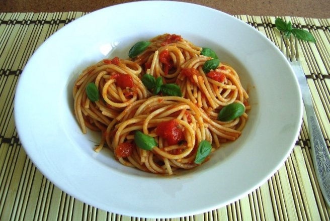 Spaghete cu sos de rosii si busuioc