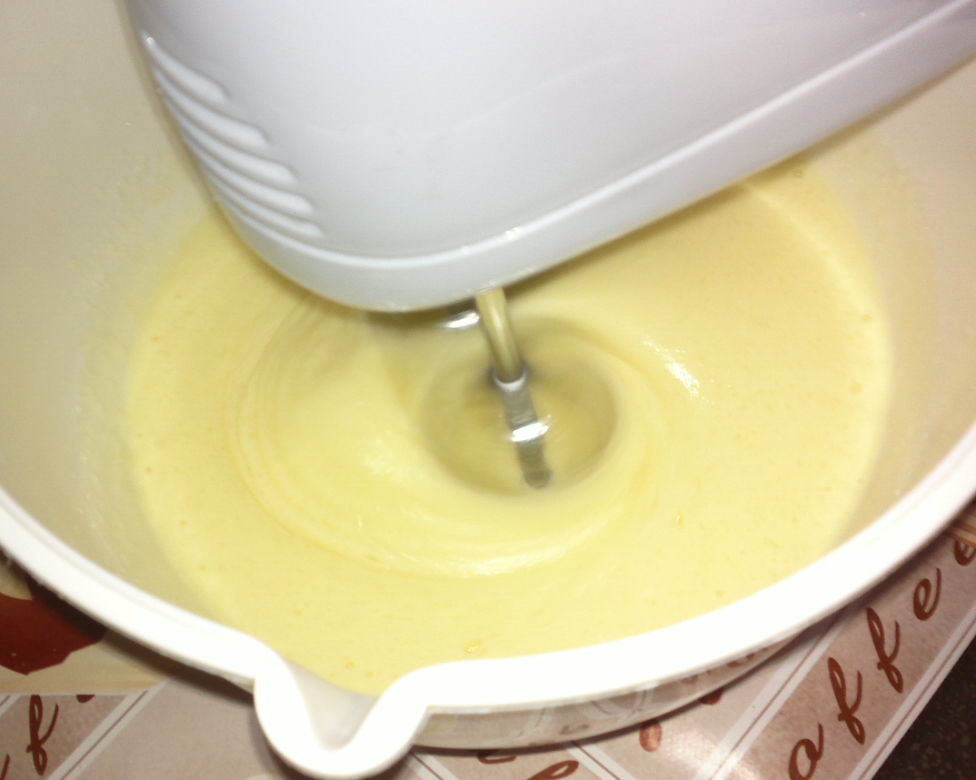 Tort cu crema si trandafiri de ciocolata