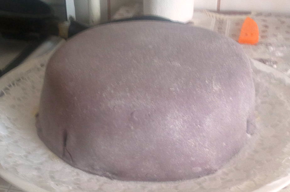 Tort cu crema si trandafiri de ciocolata