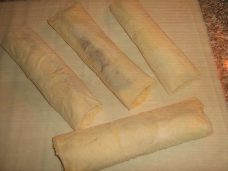 Rulouri Ceva fin cu oua fierte si pasta de masline