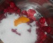 Prajitura cu crema de vanilie si sos de  zmeura-10