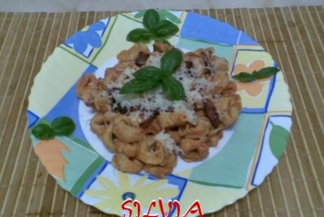 Tortellinni cu carne si sos de rosii