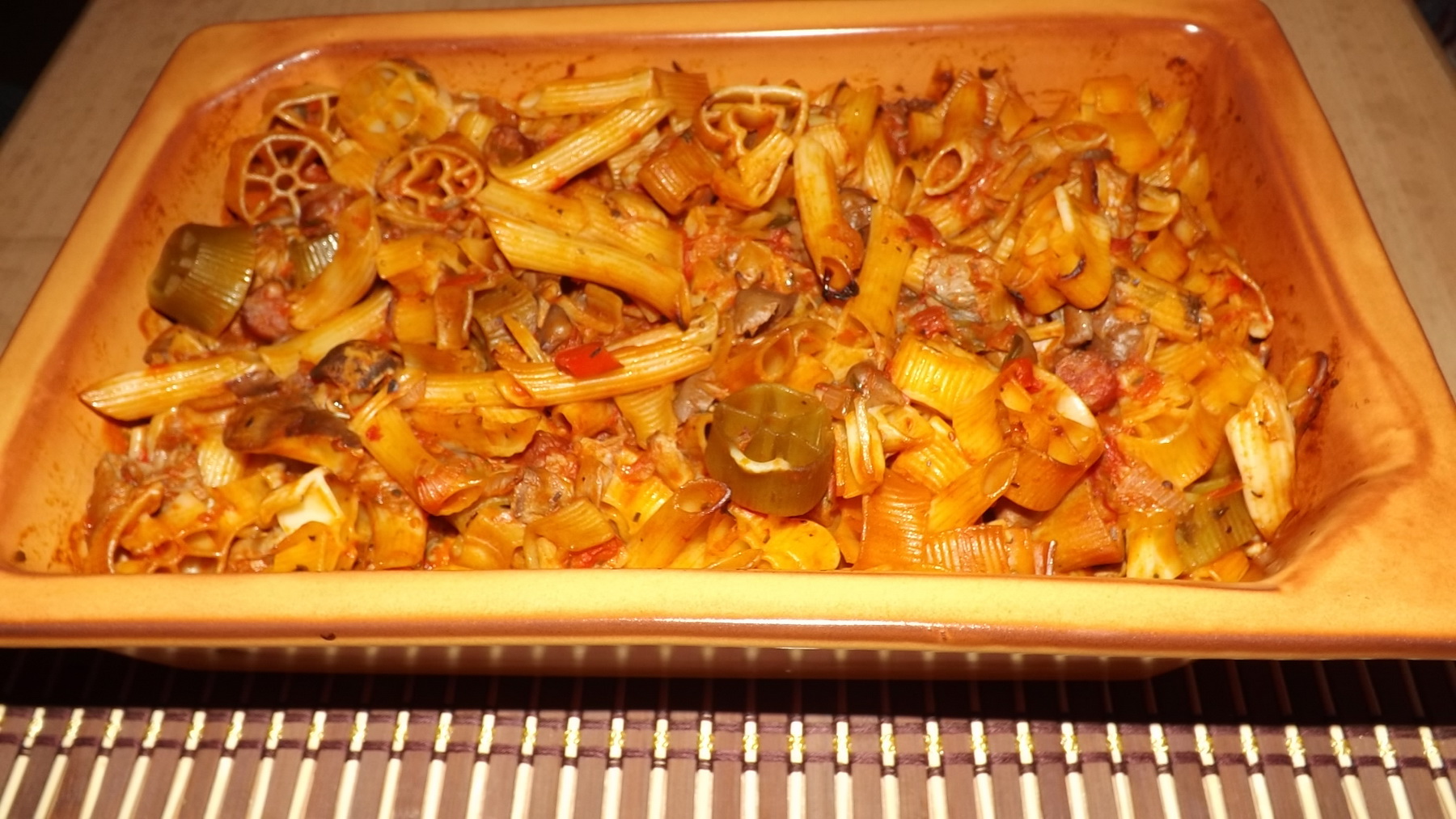 Paste cu sos de rosii, ciuperci si carnaciori