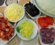 Pizza cu carnati-1