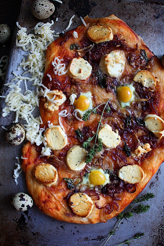 Pizza cu ceapa caramelizata, oua de prepelita si branza de capra