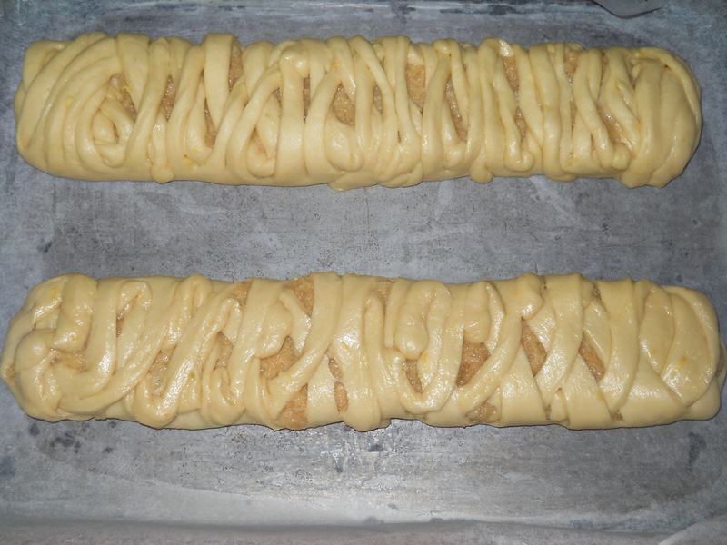 Strudel din aluat dospit cu mere