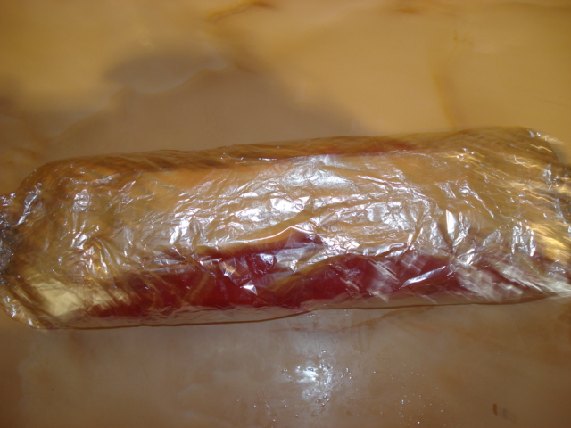 RULADA   DIN  CARNE TOCATA    DE   PORC  CU OUA FIERTE