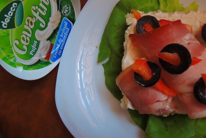 Sendvis cu bacon si crema de branza