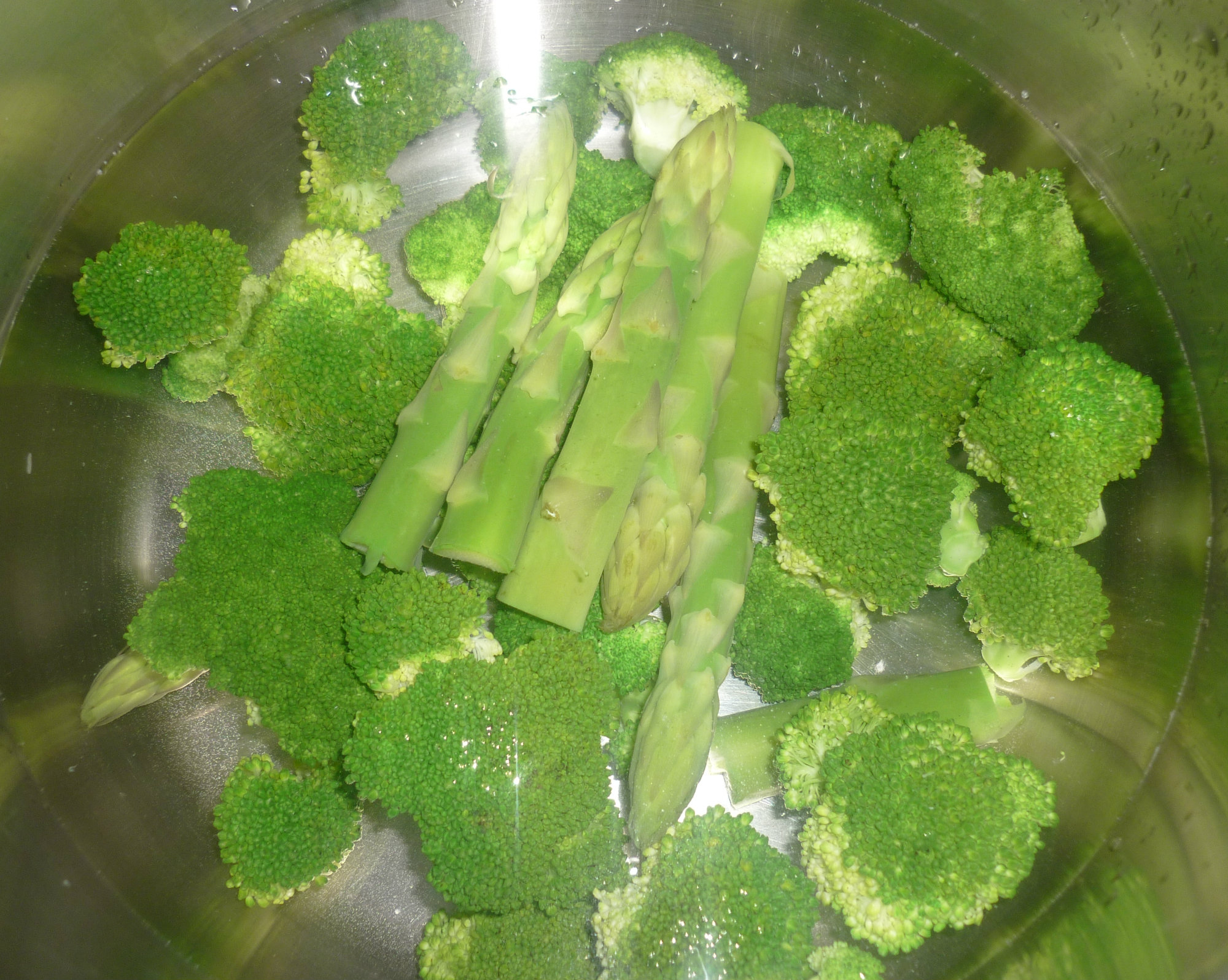 Supa crema de broccoli si sparanghel verde