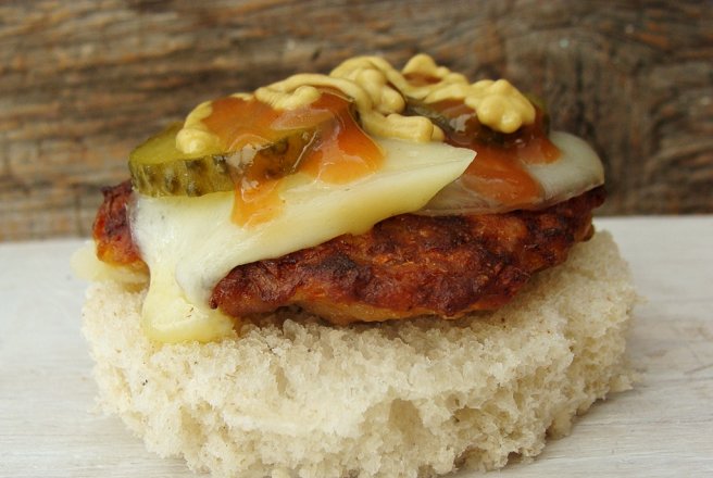 Sendvis hamburger cu cascaval