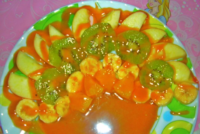 Mix de fructe cu sos caramel