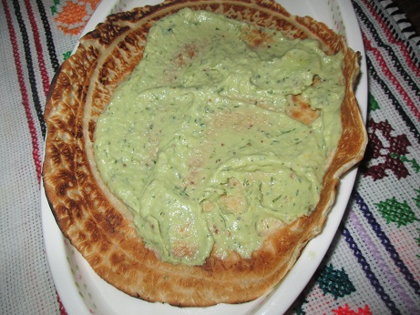 Clatite cu crema de avocado şi conopida