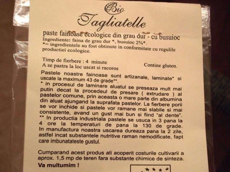 Paste cu busuioc, ciuperci si sos iute de gogosar
