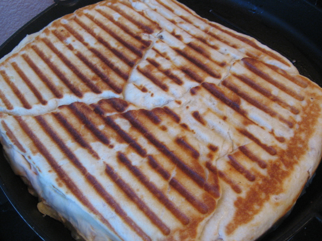 Sandwich-uri la tigaie cu preparate din carne