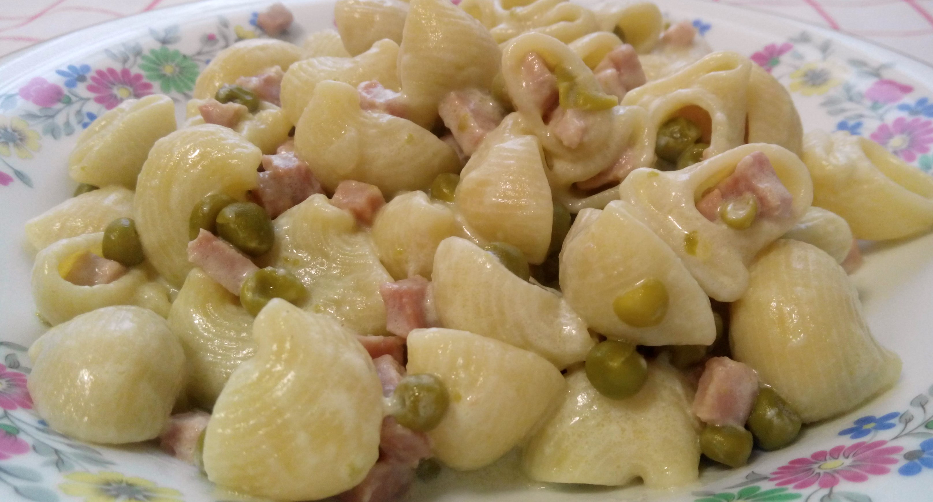 Paste cu salsa de mazare, sunca si smantana
