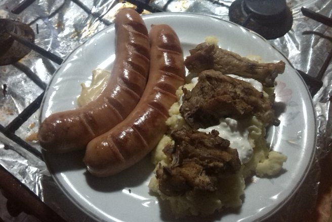 Carne de pui cu piure de cartofi si polonezi.