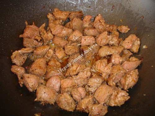Vita picanta in vin rosu cu garnitura de orez curry