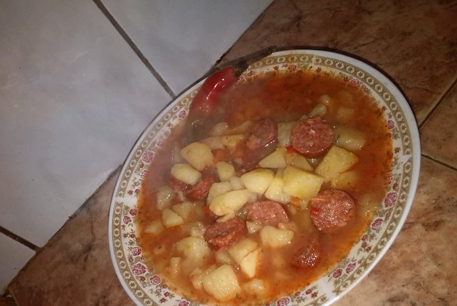 Tocanita de cartofi cu carnati