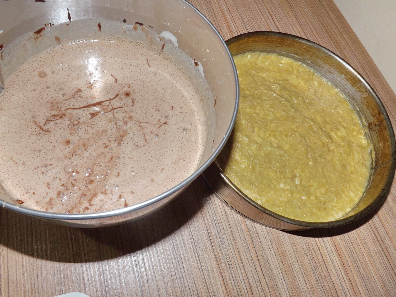 Tort cu blat de biscuiti, rubarba si crema de ciocolata