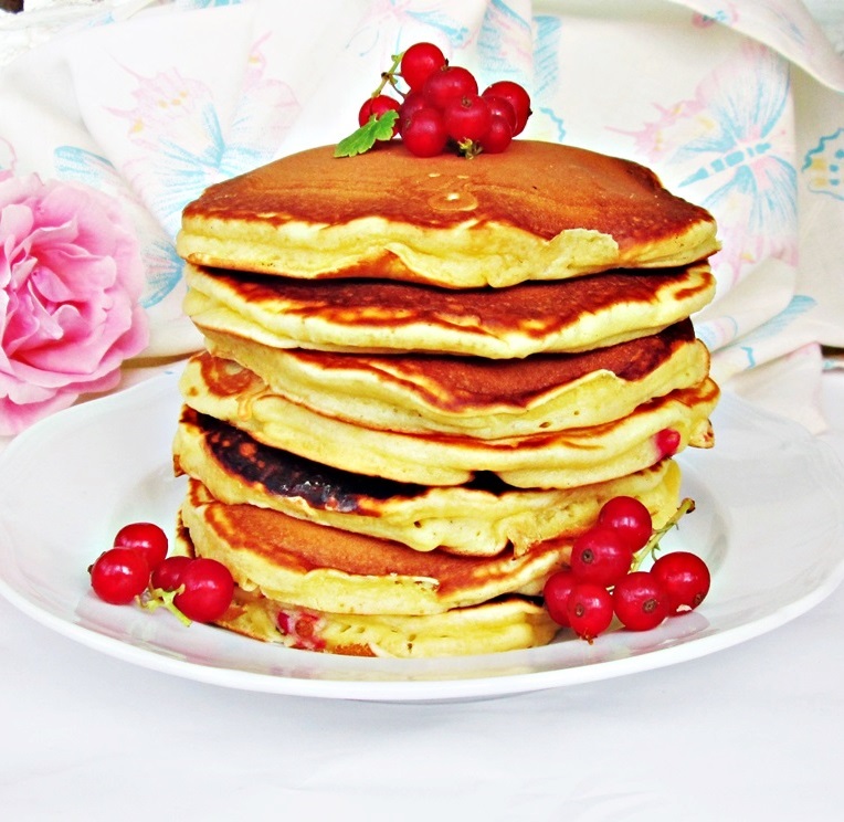 Pancakes cu coacaze rosii