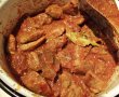Carne de porc in sos picant de rosii cu ceapa caramelizata-1