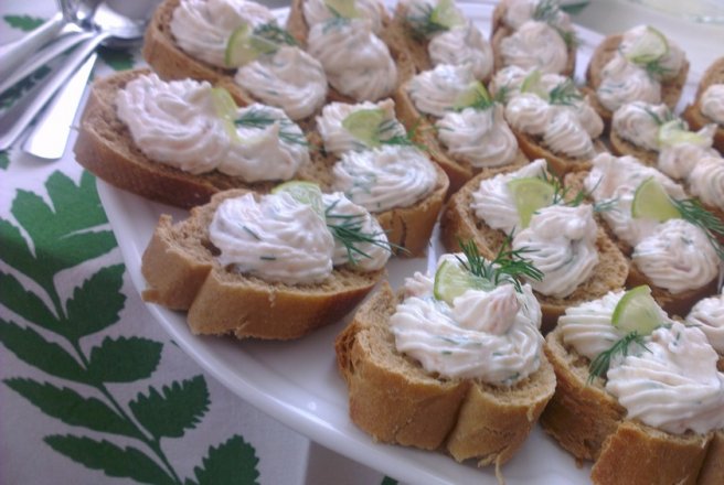 Tartine cu crema de branza si somon afumat