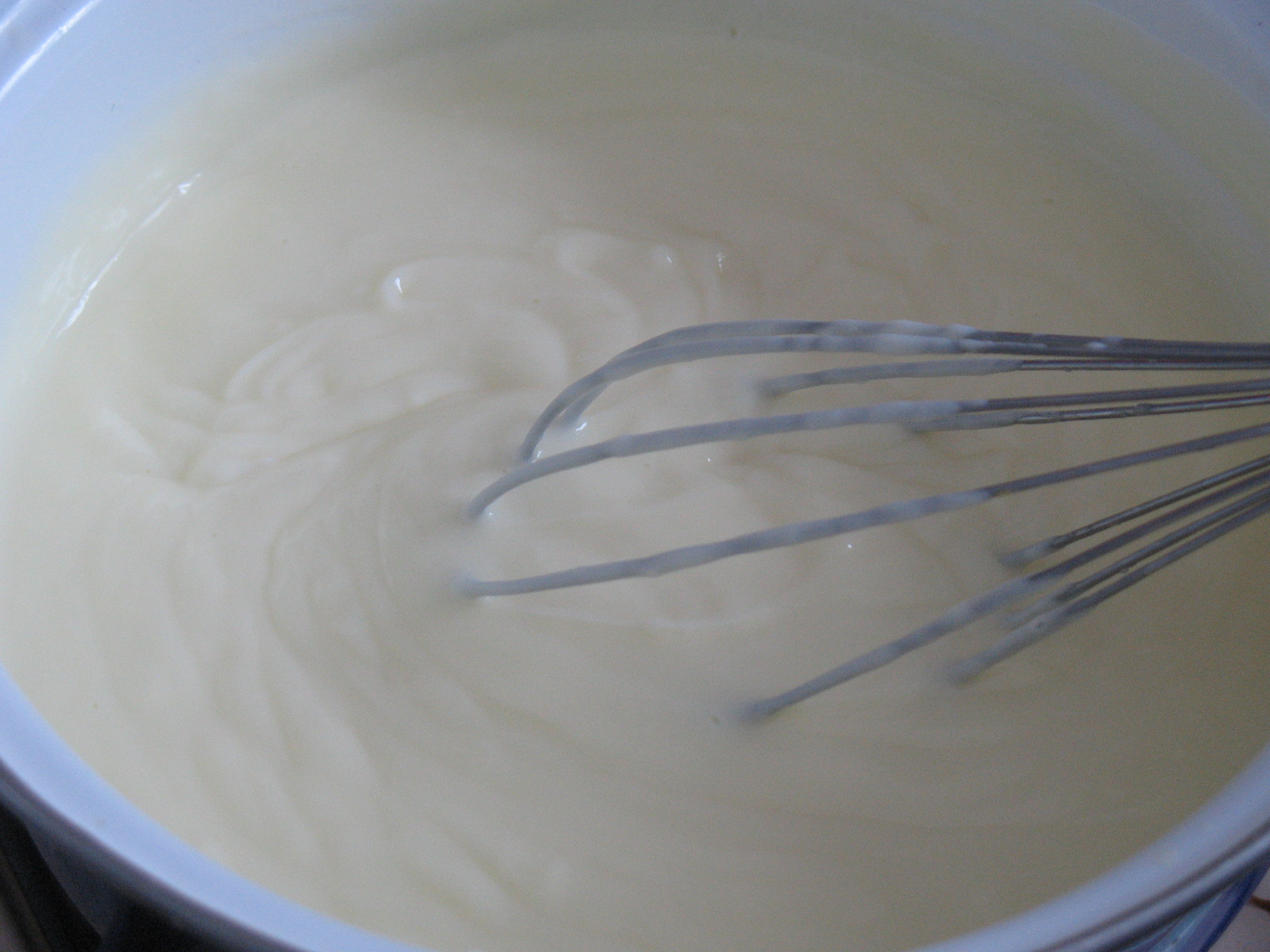 Prajitura cu biscuiti, mere, crema de vanilie si nuci