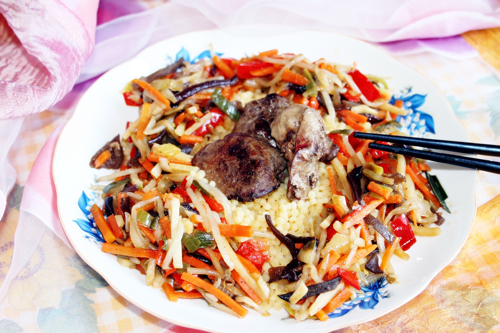 Legume asiatice, cuscus si ficatei de pui