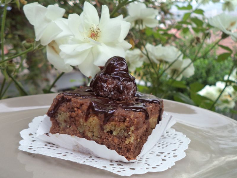 Deliciu cu nuca, ciocolata si visine