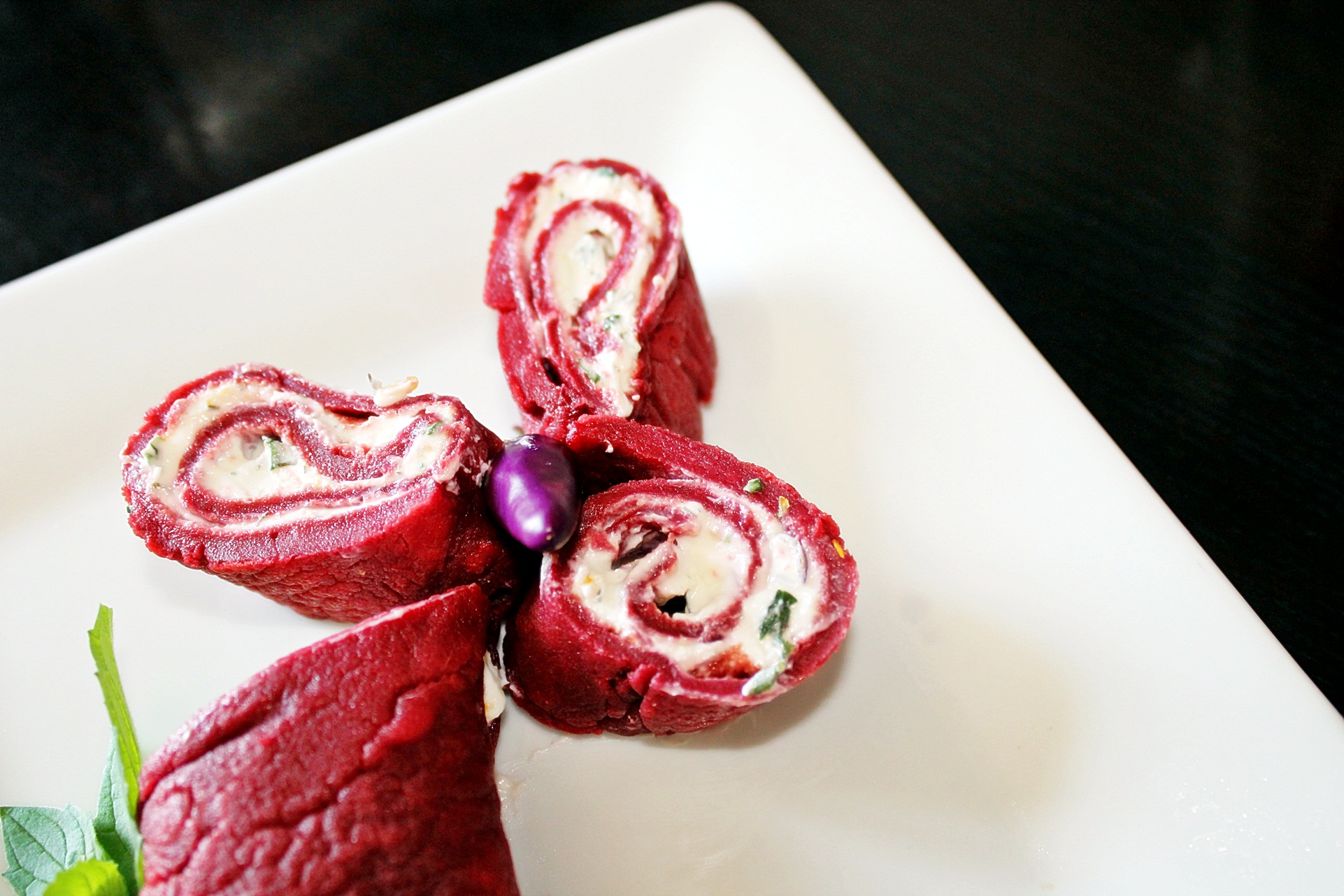 Clătite din suc de sfeclă umplute cu cremă de brânză a la Jamie Oliver