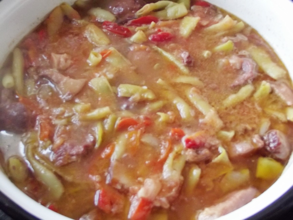 Mancare de fasole verde cu maruntaie de pui