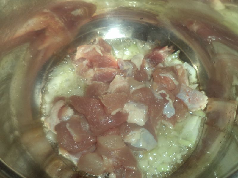 Ciorba de varza rosie cu carne de porc