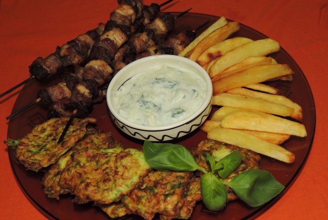 Frigarui cu cartofi prajiti, noi, chiftele de zucchine si sos de iaurt