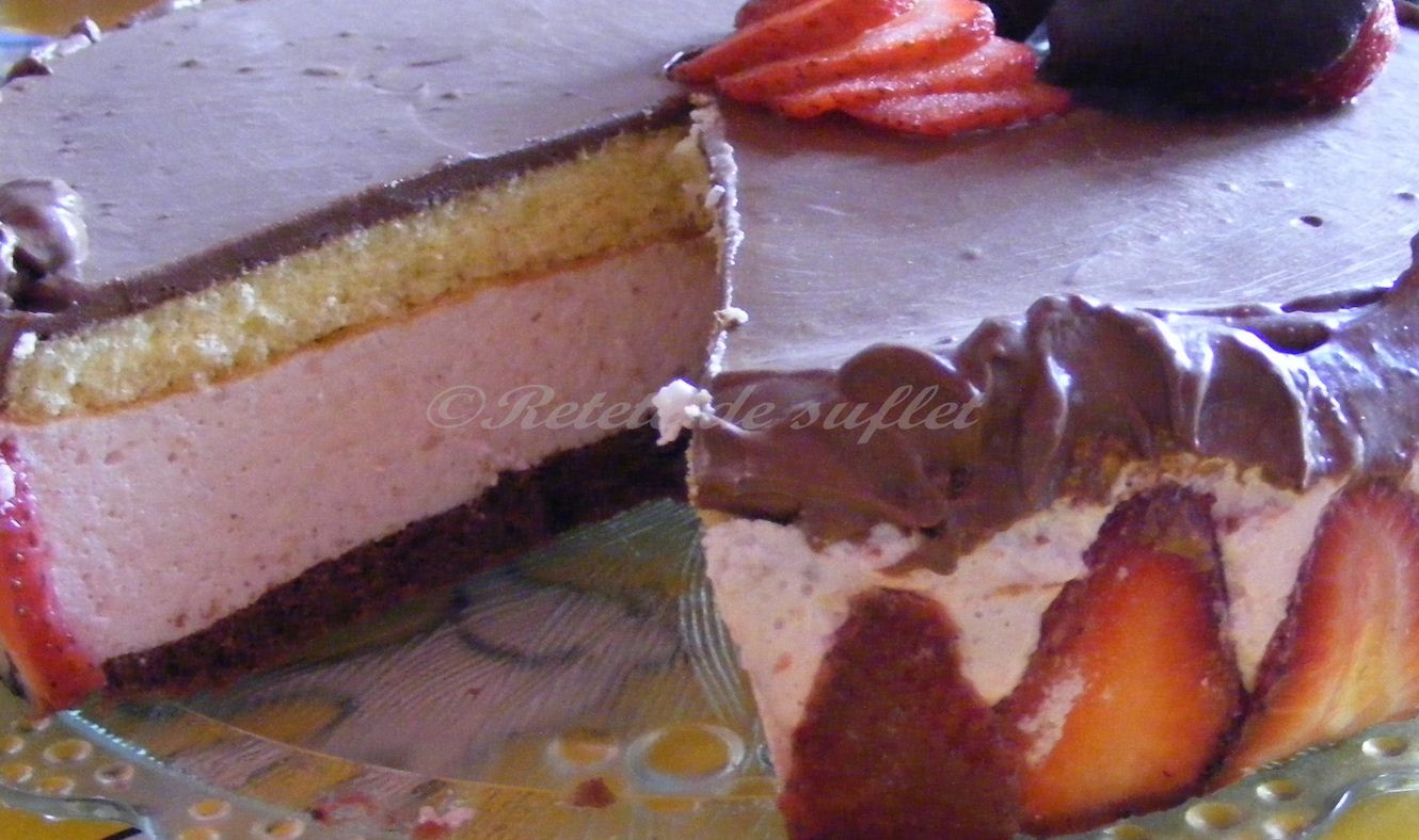 Tort cu mousse de capsuni si glazura de ciocolata