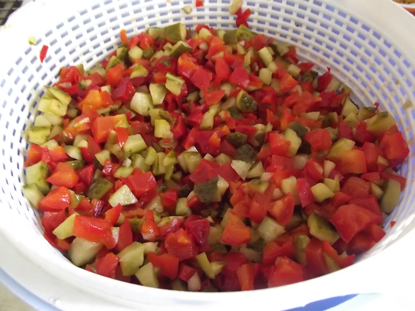 Salata asortata cu legume, ton si maioneza