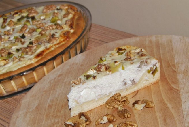 Tarta cu branza, ceapa verde si nuci