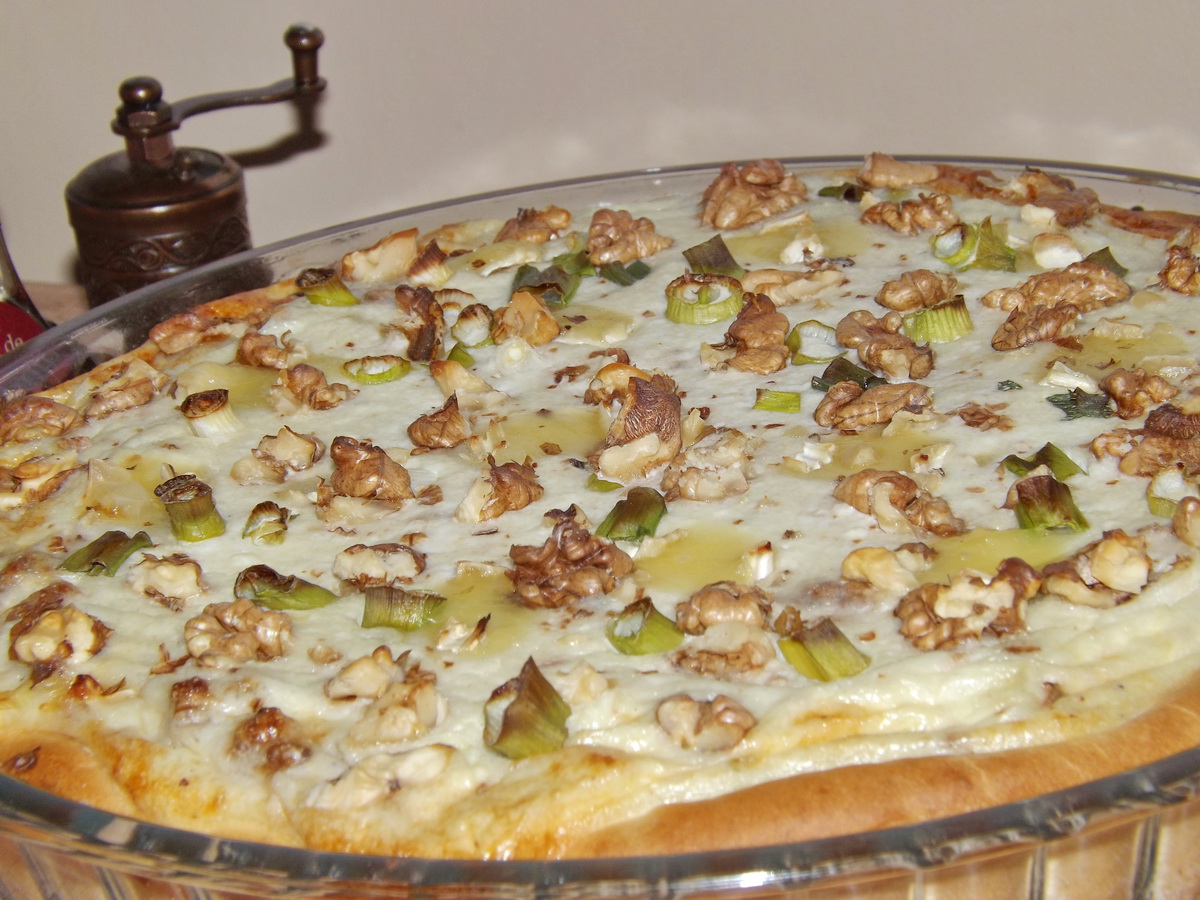 Tarta cu branza, ceapa verde si nuci