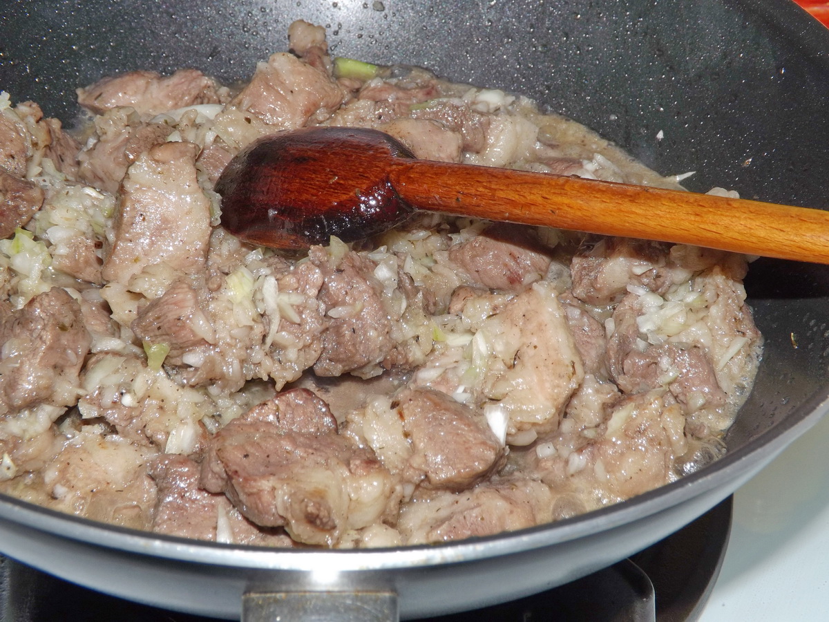 Varza murata la cuptor cu sos de rosii si carne de porc