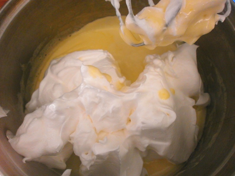 Tort cu crema de vanilie si dulceata de coacaze