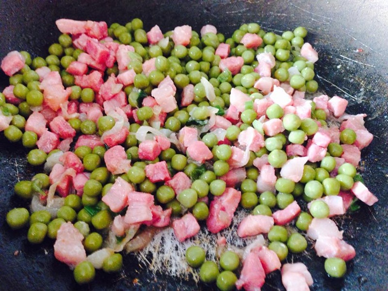 Spaghete cu pancetta si mazare