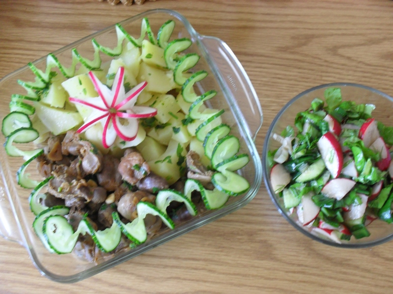 Inimioare  si pipotele  cu cartofi natur si salata de vara