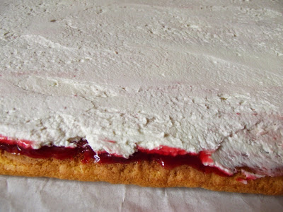 Ruladă cu zmeură şi cremă de mascarpone