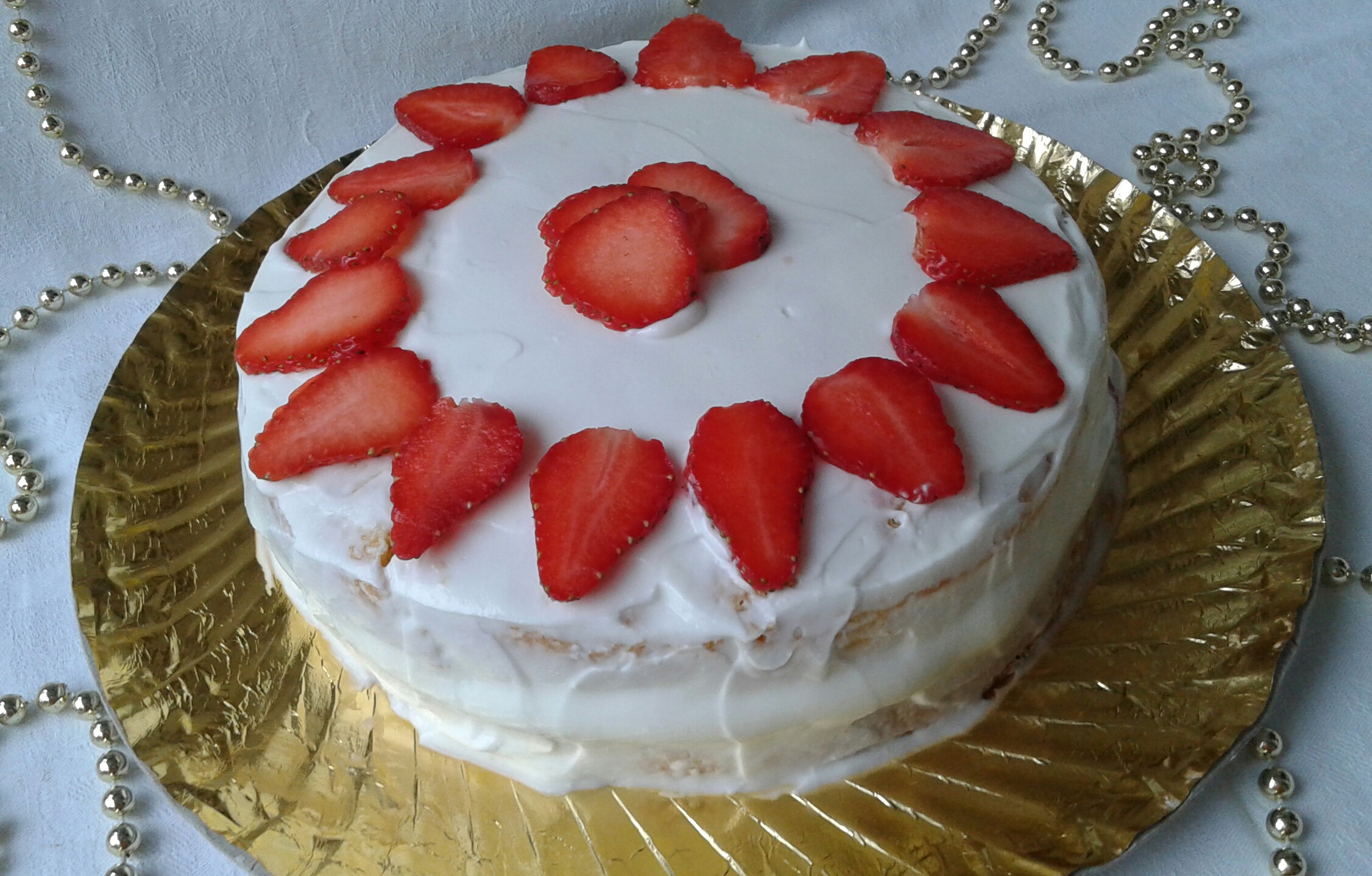 Tort cu crema de branza si capsuni