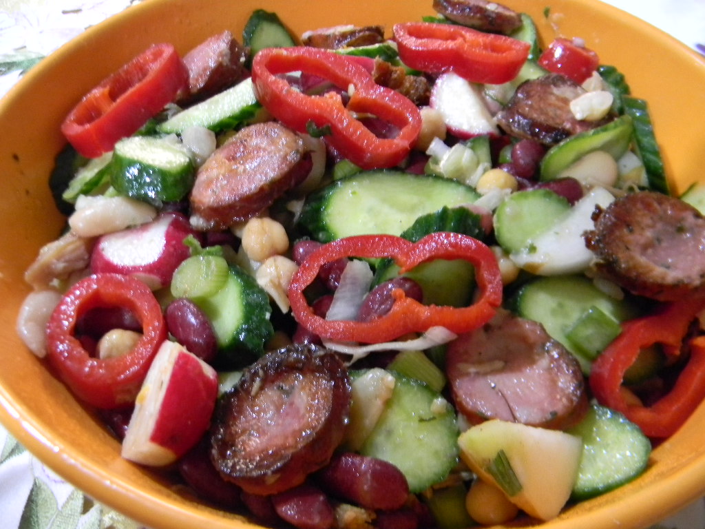 Salata de fasole boabe cu carnaciori