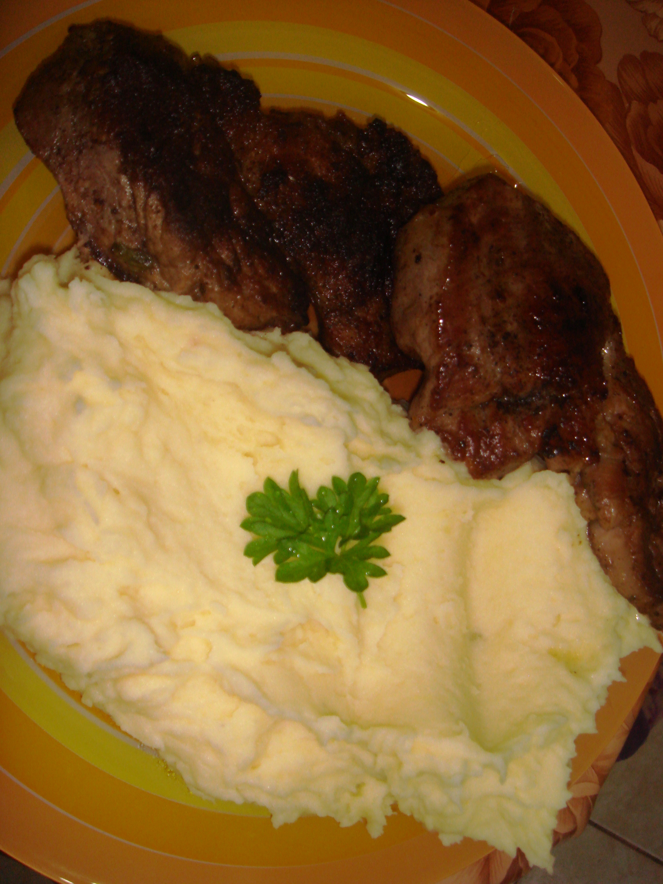 Ceafa de porc la gratar cu piure si salata de sezon
