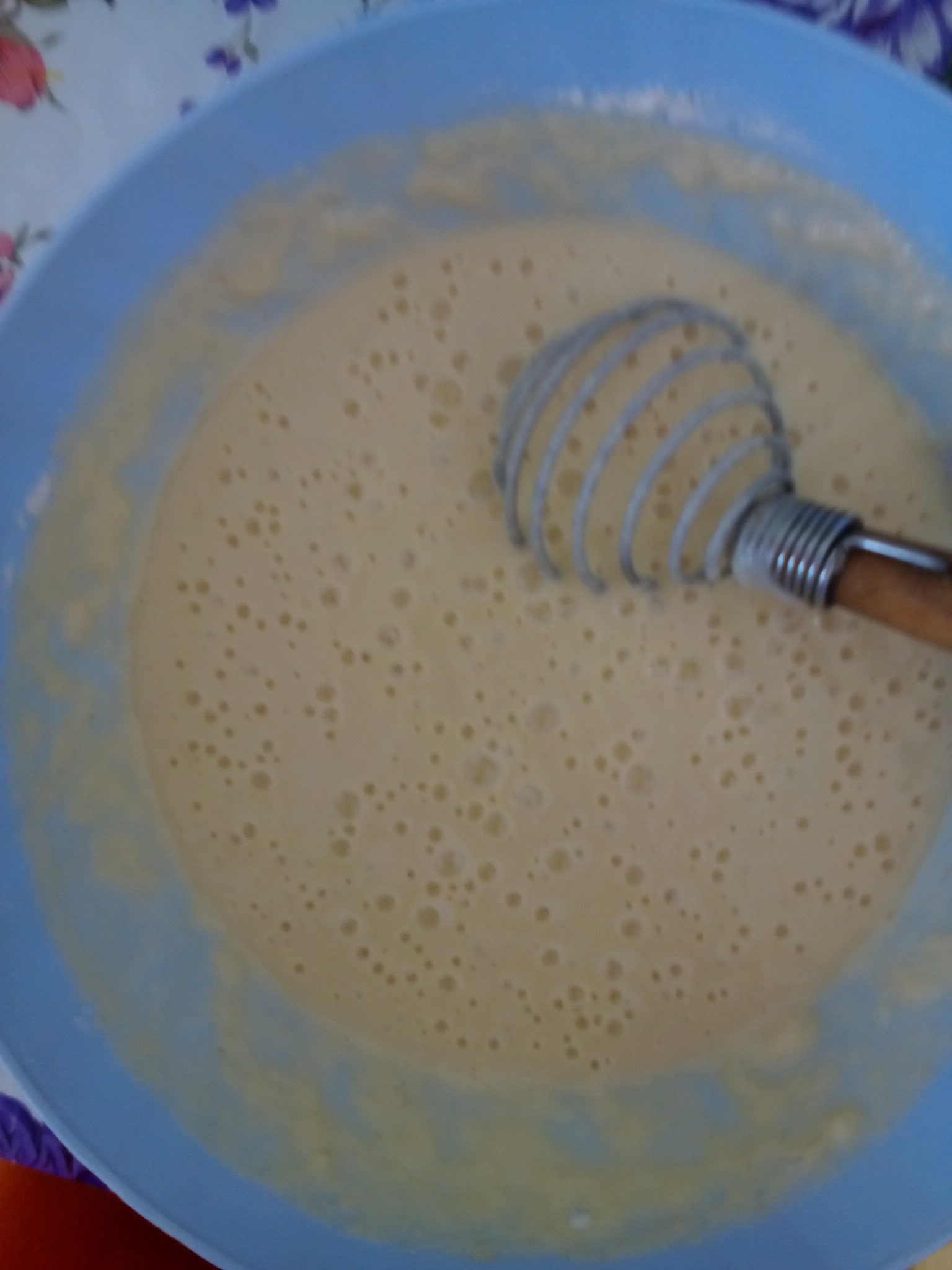 Clatite dospite cu crema de zmeura si sos caramel