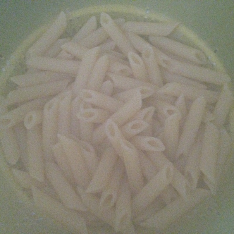 Salata rece de paste cu crenvusti,rosii si mar